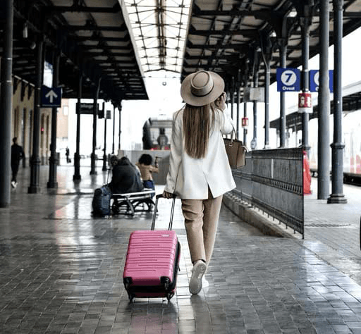 mujer en un aeropuerto 